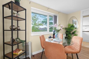 家庭公寓, 陽台 | 起居區 | 42-吋智慧型電視、衛星頻道、Netflix、串流服務