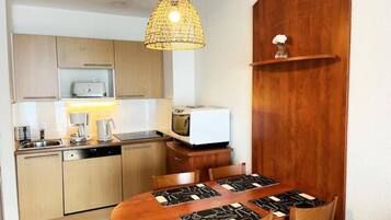 Microwave, dishwasher, cookware/dishes/utensils