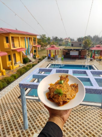 Piscina con cascada. CHUTI BEACH REOSORT