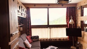 Living area - Cozy Studio for 3 People in Arc 1600, With Views of Mont Blanc and Close to the Slopes and Shops (Bourg-Saint-Maurice)