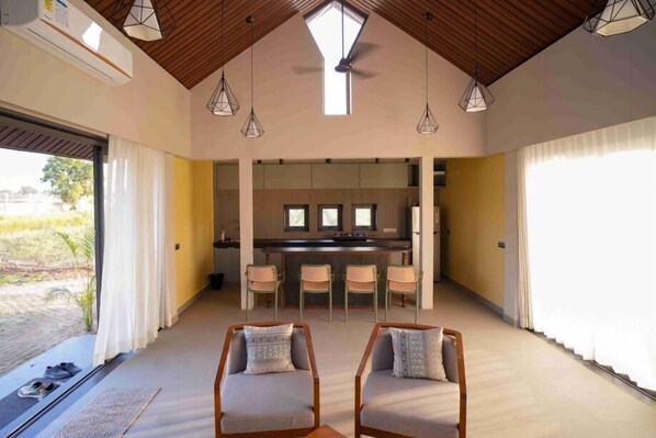 فيلا بتجهيزات أساسية | �منطقة المعيشة