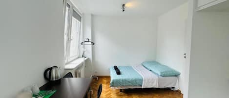 Escritorio y espacio para trabajar con laptop