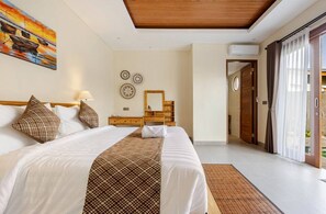 Villa, 2 habitaciones, patio, vistas a la piscina | Espacio para trabajar con un portátil, cortinas opacas, wifi gratis