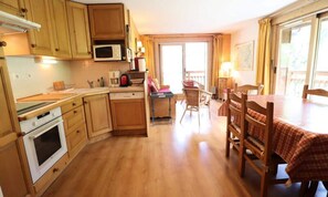 Kjøleskap, mikrobølgeovn, ovn og oppvaskmaskin