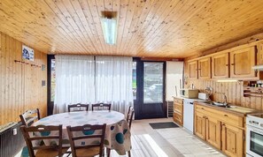 Kühlschrank, Mikrowelle, Ofen, Wasserkocher mit Kaffee-/Teezubehör