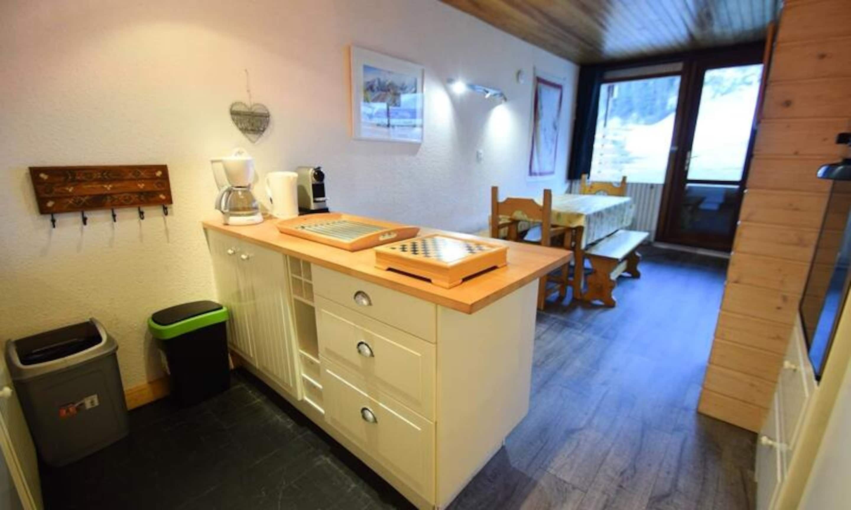 Microwave, oven, dishwasher, cookware/dishes/utensils