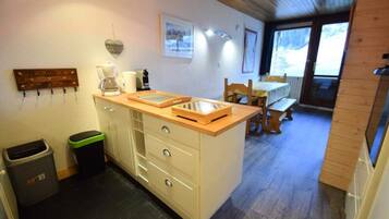 Microwave, oven, dishwasher, cookware/dishes/utensils