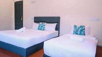 Habitación triple | Escritorio, tabla de planchar con plancha y wifi gratis