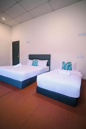 Triple Room | Desk, iron/ironing board, free WiFi - Swing & Pillows at Georgetown Penang (George Town)