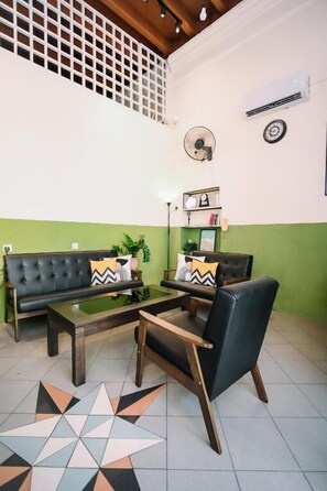 Living area - Swing & Pillows at Georgetown Penang (George Town)