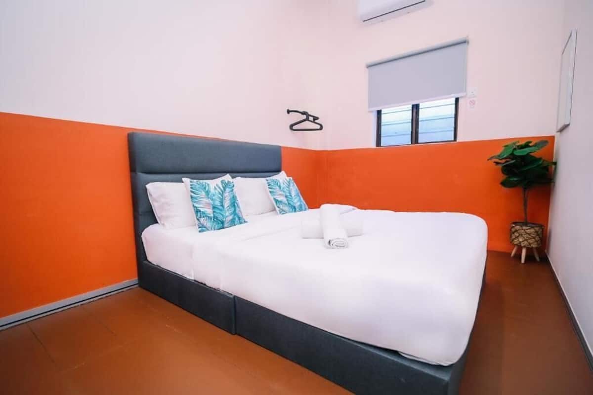 Double Room, 1 Queen Bed | Desk, iron/ironing board, free WiFi