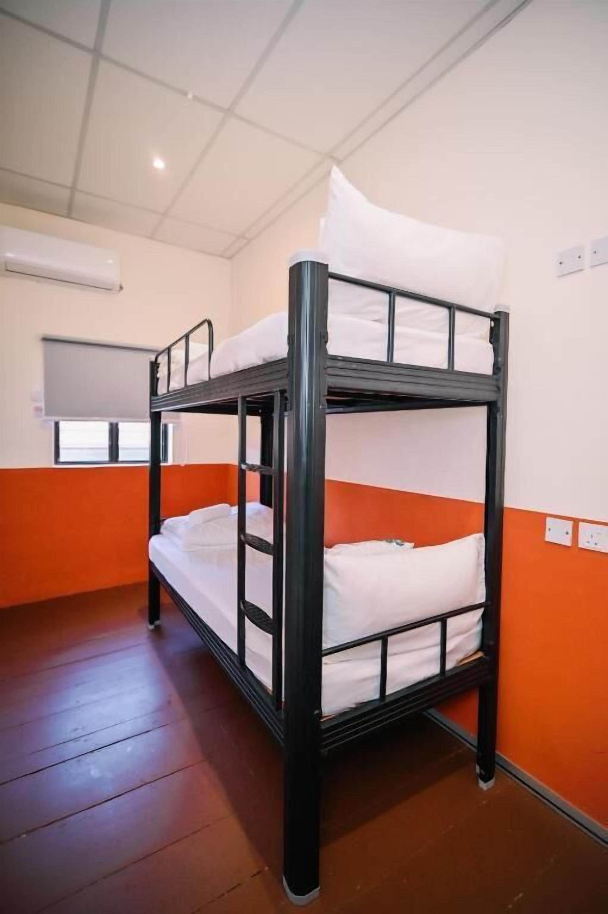 Habitación con 1 cama matrimonial o 2 individuales, 2 camas individuales | Escritorio, tabla de planchar con plancha y wifi gratis 