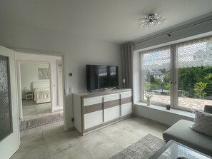 1 bedroom, WiFi, bed sheets, wheelchair access - Apartment 'Sonnenhöhe' with Shared Terrace and Wi-Fi (Greiz)
