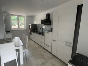 ثلاجة، ميكروويف، فرن، موقد طهي مسطح