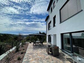 Outdoor dining - Apartment 'Sonnenhöhe' with Shared Terrace and Wi-Fi (Greiz)