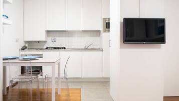 Frigorifero, microonde, forno, piano cottura