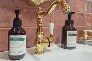 Haartrockner, Handtücher, Seife, Toilettenpapier