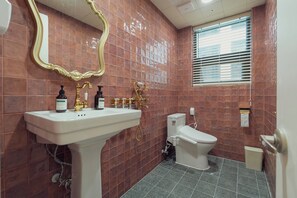 Haartrockner, Handtücher, Seife, Toilettenpapier