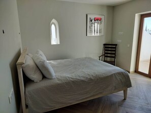 Caja de seguridad en la habitación y tabla de planchar con plancha 