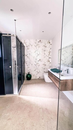 Secador de pelo, toallas