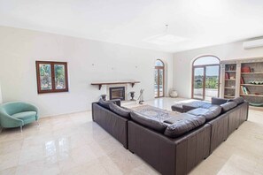 Télévision, cheminée