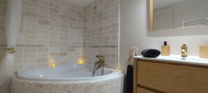 Hiustenkuivaaja, pyyhkeet, saippua, vessapaperi