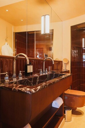 House | Bathroom | Hair dryer, towels, shampoo