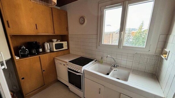 Kühlschrank, Mikrowelle, Geschirrspüler, Kochgeschirr/Geschirr/Besteck