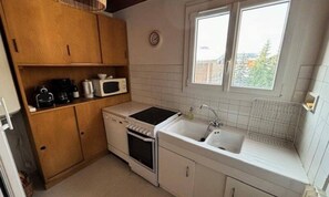 Kühlschrank, Mikrowelle, Geschirrspüler, Kochgeschirr/Geschirr/Besteck