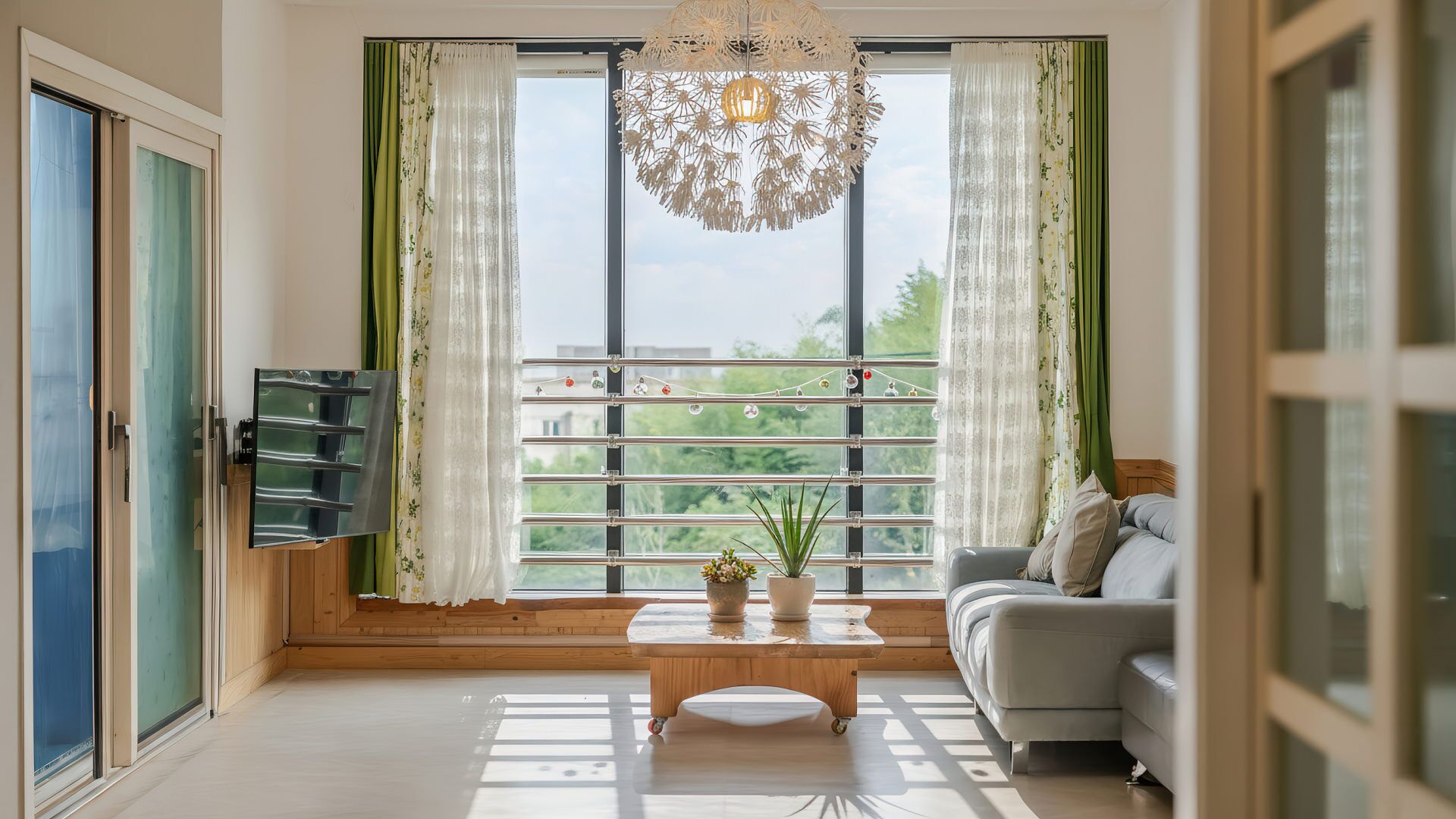 Ein modernes Wohnzimmer mit einer Couch, einem Couchtisch und einem an der Wand montierten Fernseher.