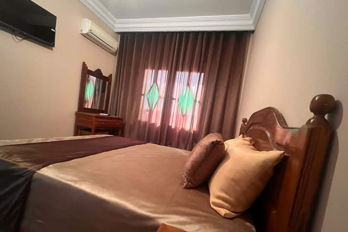 Classic Quadruple Room | Meja, ruang kerja komputer riba, Wi-fi percuma