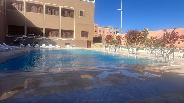 Una piscina al aire libre