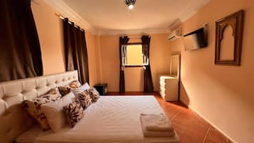 Suite Classique, vue ville | Bureau, espace de travail pour ordinateur portable, Wi-Fi gratuit