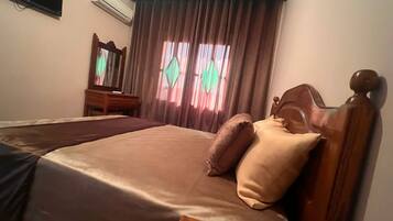 Schreibtisch, laptopgeeigneter Arbeitsplatz, kostenloses WLAN