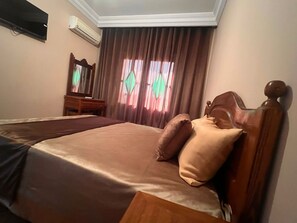 Skrivbord, arbetsyta för laptop och gratis wi-fi