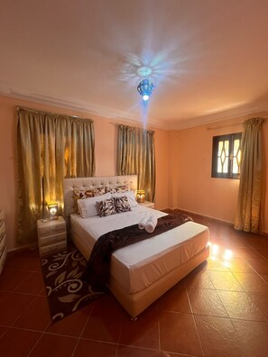 Schreibtisch, laptopgeeigneter Arbeitsplatz, kostenloses WLAN