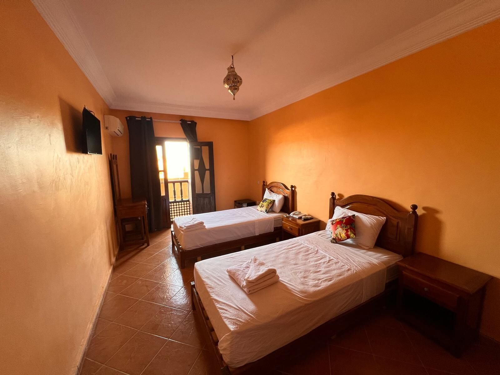 Classic Double Room, Non Smoking, City View | Meja, ruang kerja komputer riba, Wi-fi percuma 