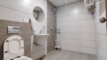 Shower, perlengkapan mandi gratis, handuk, dan sabun