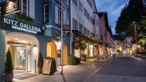 En gatubild som visar ett litet, exklusivt hotell med en butik som heter ”Kitz Galleria” på vänster sida.