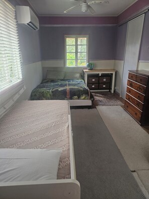 2 عدّة غرف نوم ومكواة/لوح كي وواي فاي وملاءات أسرّة