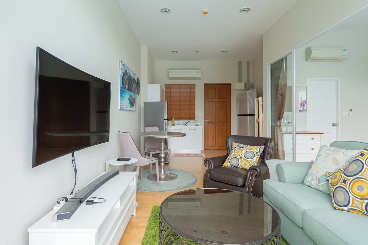 Condo, 1 Bedroom, Accessible, Pool View | Living area