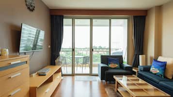 Apartment, 1 Bedroom, Accessible, Balcony | Living area