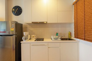 Apartment, 2 Bedrooms, Accessible, Balcony | Private kitchen