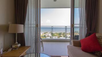 Condo, 2 Bedrooms, Accessible, Balcony | Ruang tamu