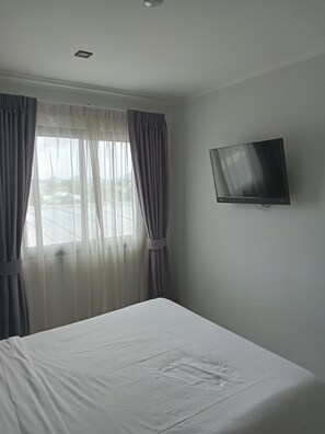 خزنة داخل الغرفة وستائر تعتيم ومكواة/لوح كي وواي فاي مجانًا