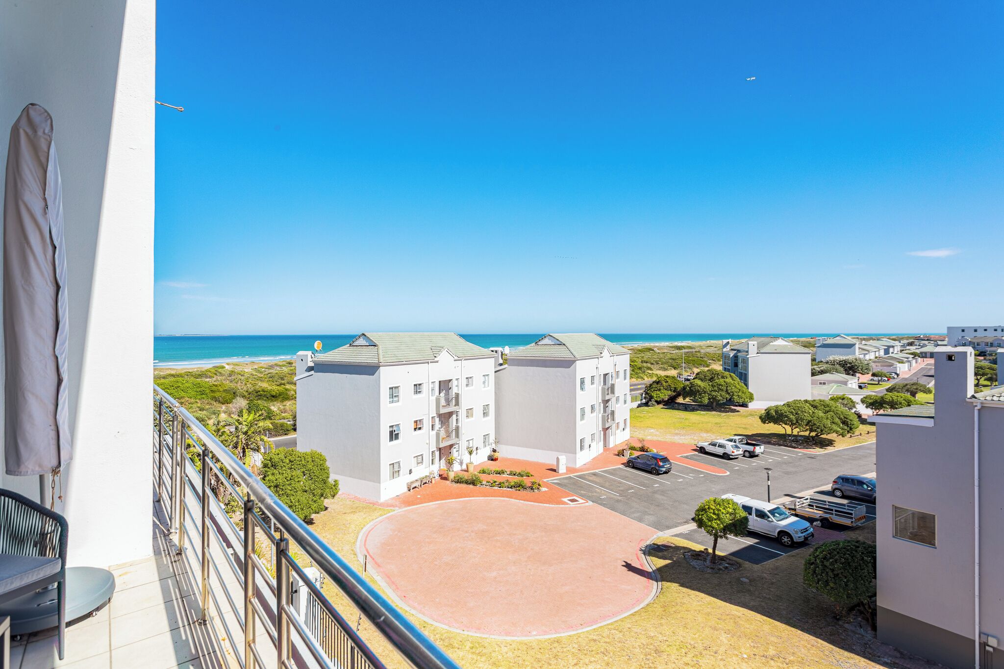 Departamento Deluxe, balcón, vista parcial al mar | Terraza o patio