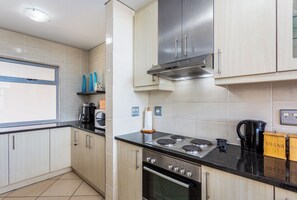 شقة ديلوكس - بشرفة - بمنظر جزئي للبحر | مطبخ خاص | ثلاجة/مجمد بحجم كبير، ميكروويف، فرن، موقد طهي مسطح