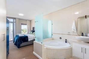 Apartamento luxo, sacada, vista parcial para o mar | Ferros/tábuas de passar roupa, Wi-Fi de cortesia