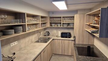 Kühlschrank, Mikrowelle, Ofen, Geschirrspüler