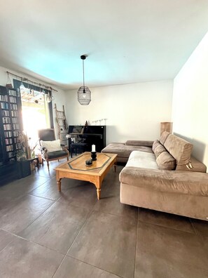 Télévision, table de tennis de table